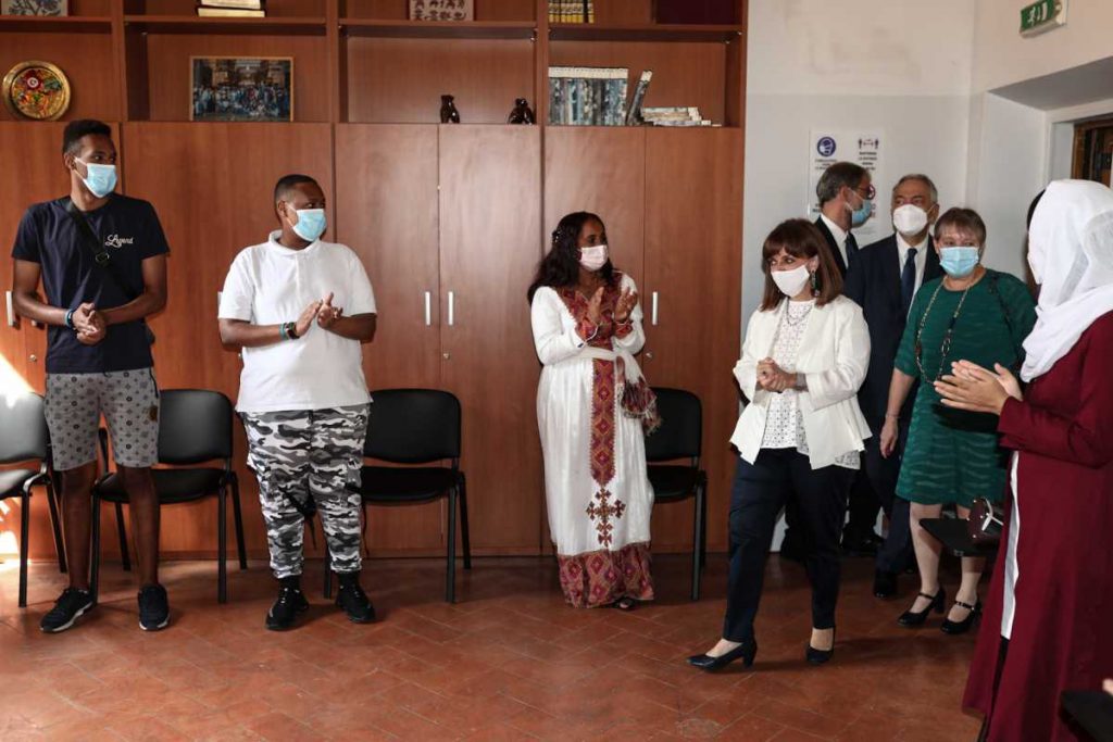 Ήθελε να τους επισκεφθεί- Σε κέντρο παράτυπων μεταναστών η Κ.Σακελλαροπούλου όταν έμαθε ότι είχαν περάσει από την Λέσβο