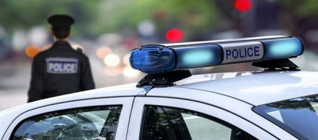 ΗΠΑ: Ζευγάρι προσπαθεί να κλέψει αλυσίδα από άγνωστο που συνέλαβαν αστυνομικοί! (βίντεο)