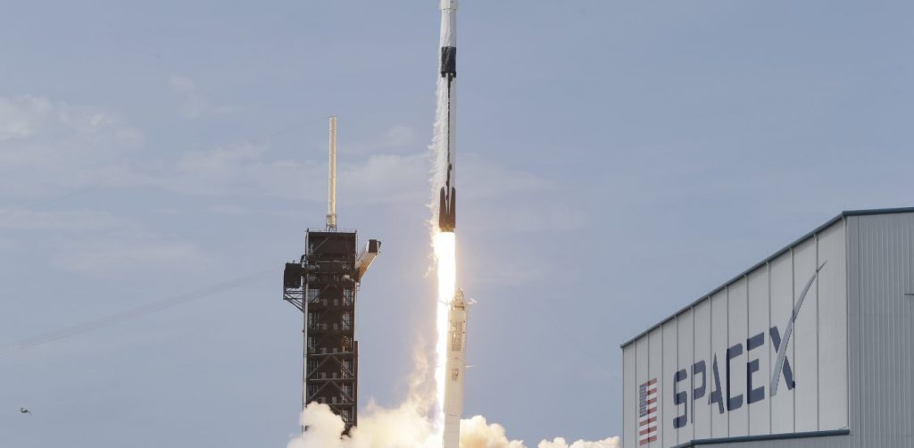 Space X: Εκτοξεύθηκε η πρώτη αποστολή με ερασιτέχνες αστροναύτες