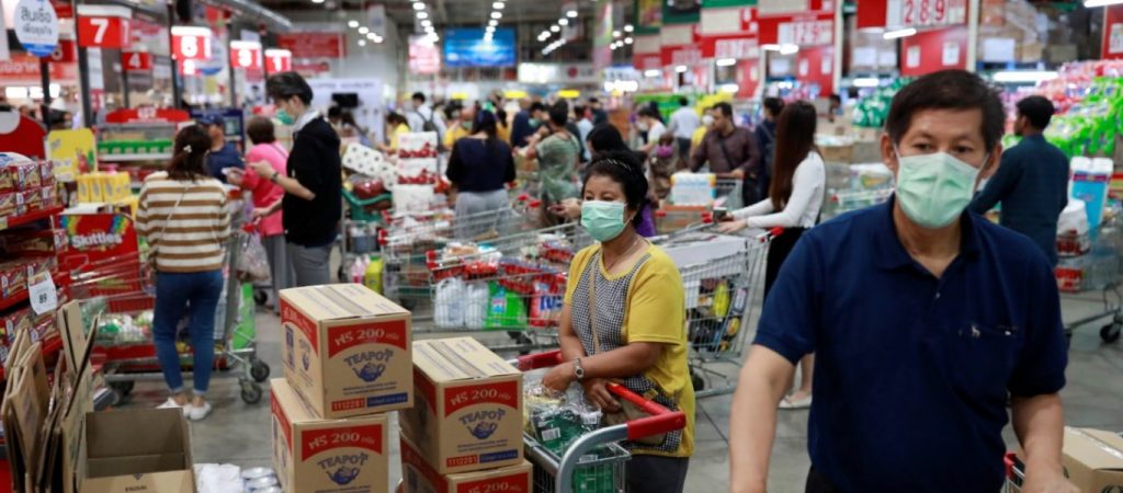 Ταϊλάνδη: Πελάτης έγινε ήρωας με την… τρικλοποδιά του σε λησταρχίνα (βίντεο)