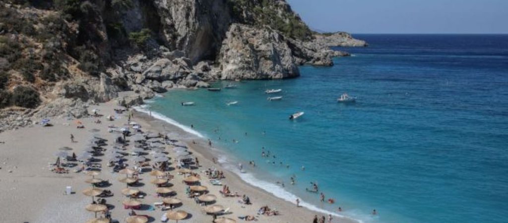 Κυβέρνηση: Περιμένουν 10 δισ. ευρώ από τον τουρισμό – Από την άλλη η ακρίβεια διαλύει τα νοικοκυριά