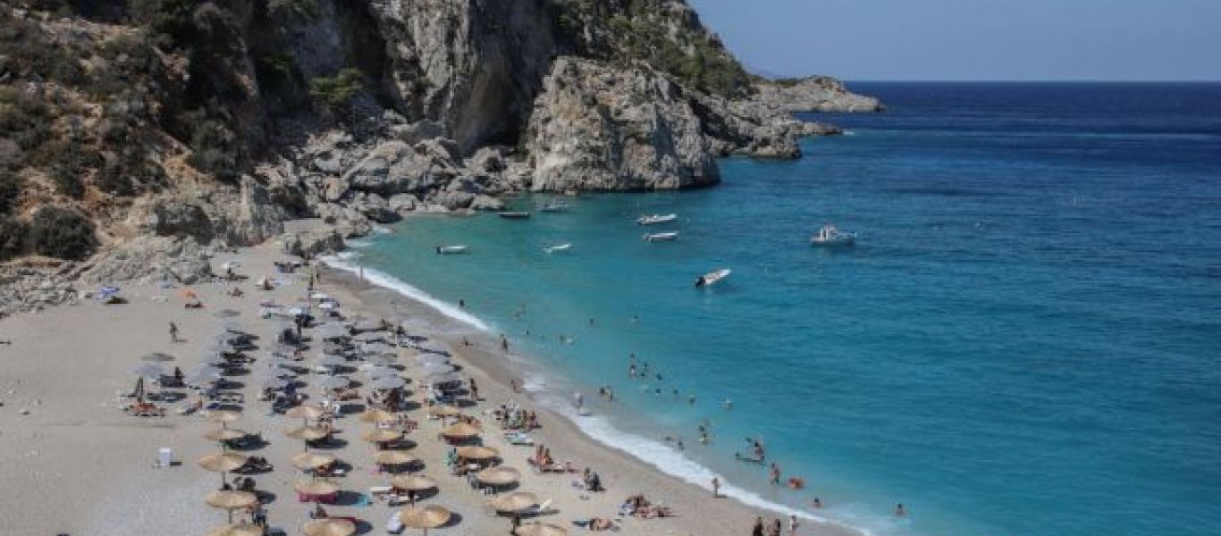 Κυβέρνηση: Περιμένουν 10 δισ. ευρώ από τον τουρισμό – Από την άλλη η ακρίβεια διαλύει τα νοικοκυριά