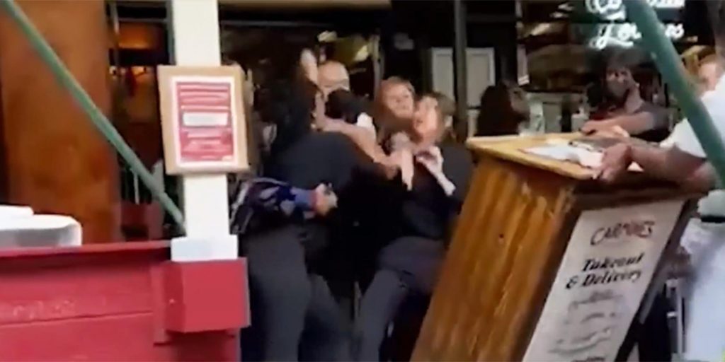 Νέα Υόρκη – Επεισόδια για τα πιστοποιητικά εμβολιασμού: Εξαγριωμένοι πελάτες επιτέθηκαν σε προσωπικό εστιατορίου