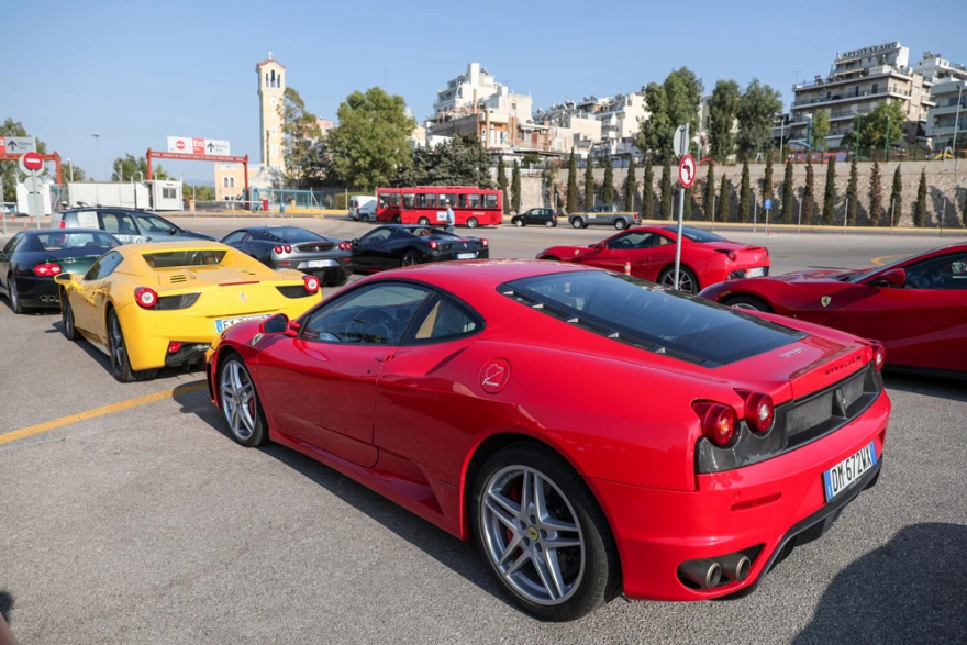 «Κατακλύστηκε» από Ferrari ο Πειραιάς – Στο μεγάλο λιμάνι για το «Ferrari Road Show – Πειραιάς 2021» (φωτο)