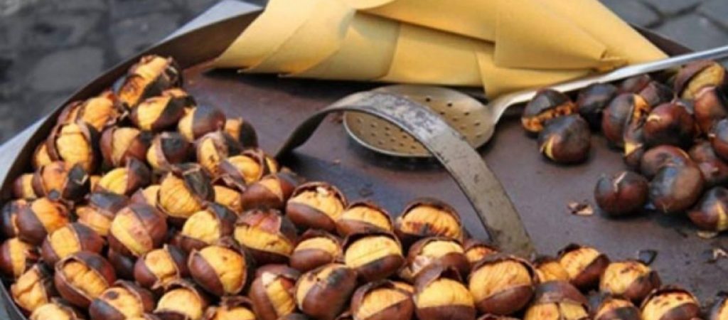 Η δημοτική Αστυνομία της Θεσσαλονίκης κατάσχεσε το καρότσι ενός καστανά – Αποτελεί το μοναδικό του εισόδημα