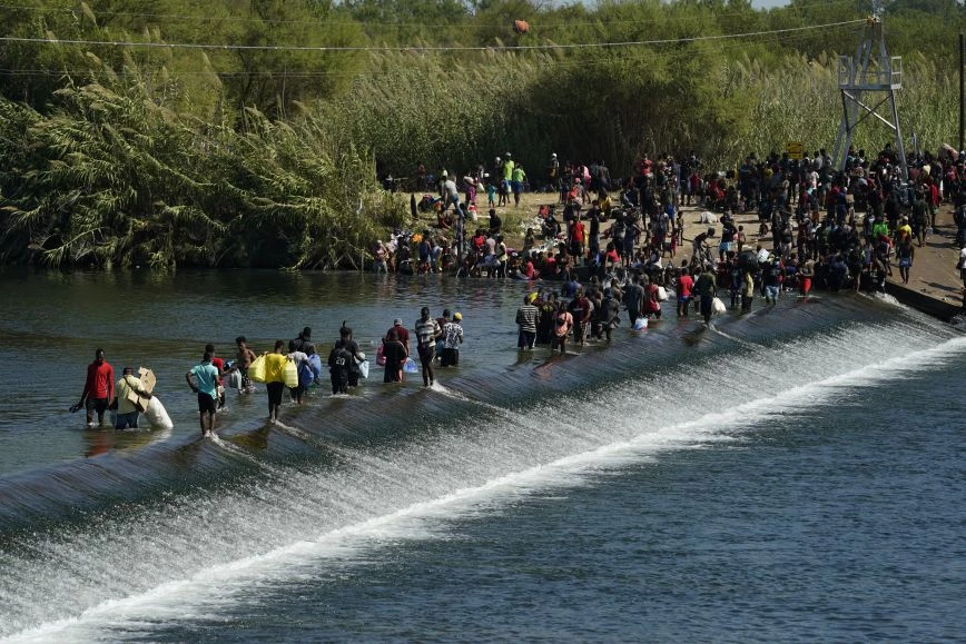 Μεταναστευτική πολιτική τύπου Τ.Μπάιντεν – 10.000 Αϊτινοί περιμένουν κάτω από μια γέφυρα για να περάσουν στις ΗΠΑ
