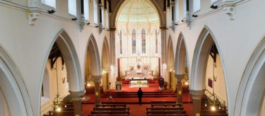 Ένα… χαλαρό ποτό κατέληξε άδοξα – Ξύπνησε μέσα στην εκκλησία στη μέση της λειτουργίας (βίντεο)