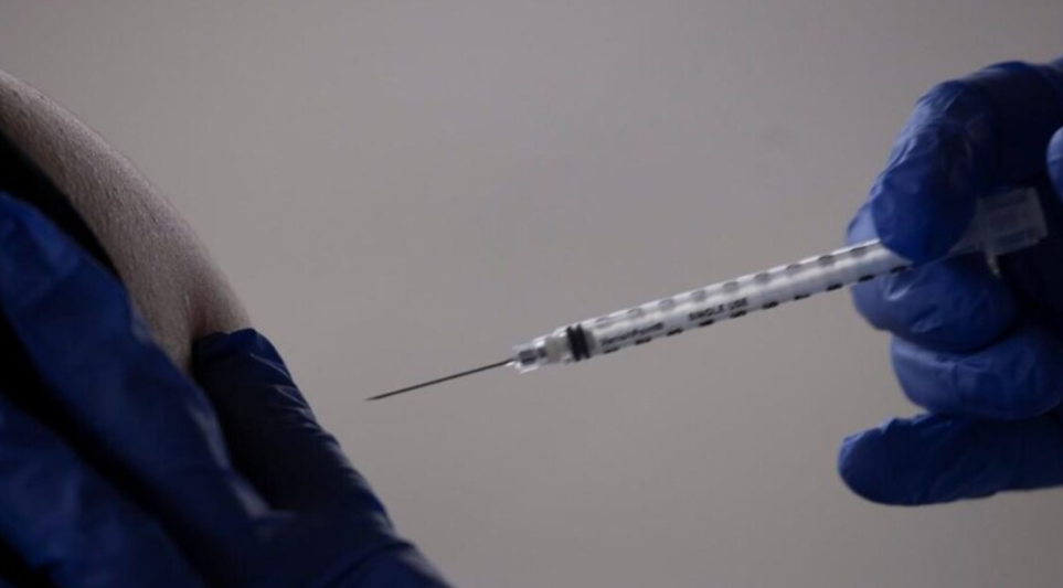 Ρόδος: Νεαρός λιποθύμησε μετά τον εμβολιασμό του