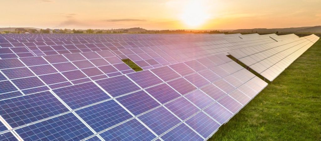 «Εκρηκτικό κοκτέιλ» ακρίβειας στις πρώτες ύλες εκτίναξε τις τιμές των φωτοβολταϊκών