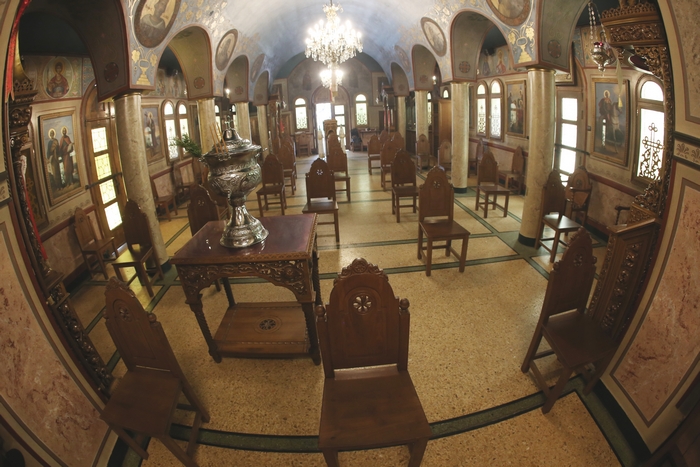 Παρέμβαση εισαγγελέα για τον ιερέα που απαγόρευσε στους πιστούς να φιλήσουν τον σταυρό με μάσκα (βίντεο)