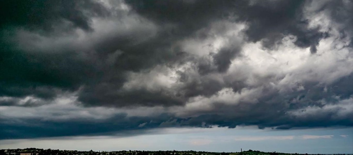 «Τρελάθηκε» ο καιρός στη Χαλκιδική: Ξαφνική τροπική καταιγίδα σάρωσε παραλιακά καταστήματα (βίντεο)