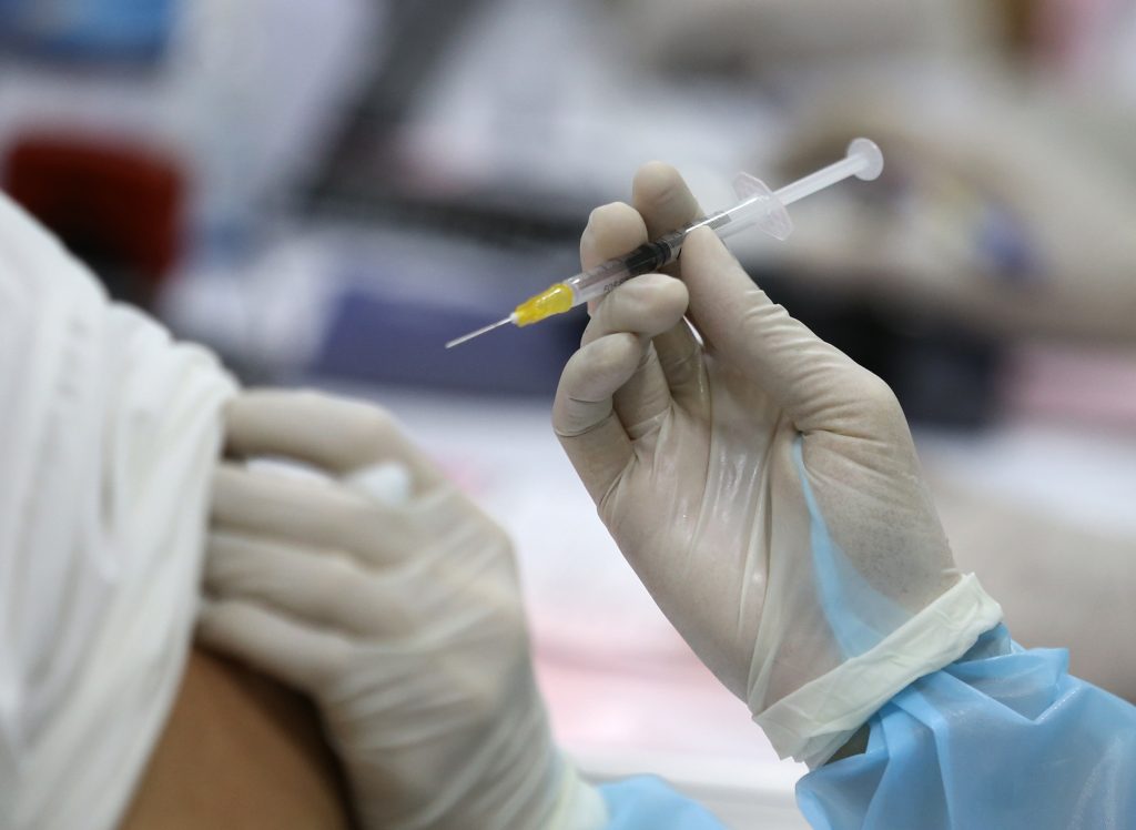 Μαζί με τον κορωνοϊό και η… γρίπη: Νέες παραγγελίες εκατομμυρίων εμβολίων για το «καλό» μας