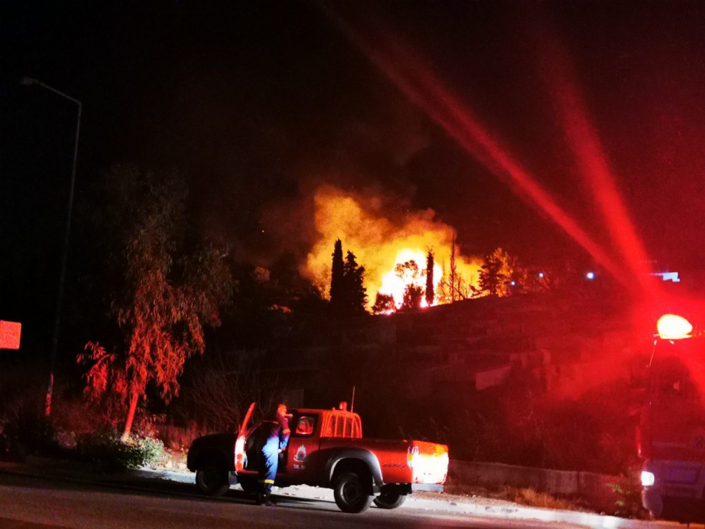 Σάμος: Αλλοδαποί καίνε  τον καταυλισμό στο Βαθύ – Tην έσβησε η Πυροσβεστική