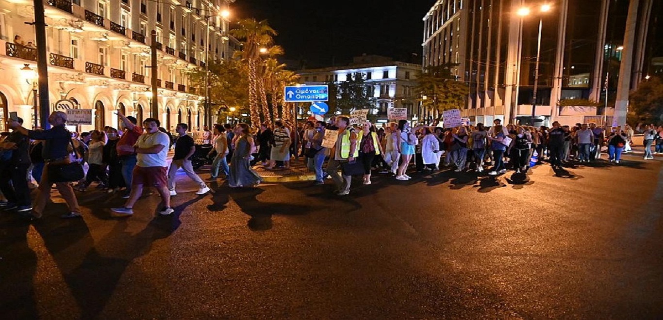 Ολοκληρώθηκε η πορεία κατά του υποχρεωτικού εμβολιασμού στο κέντρο της Αθήνας (φώτο)