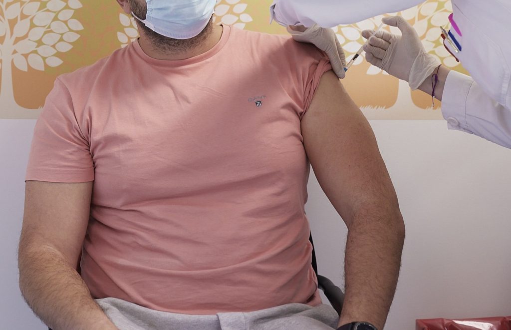 FDA: Η έρευνα και οι διαφωνίες που οδήγησαν στην απόρριψη χορήγησης της τρίτης δόσης στο γενικό πληθυσμό