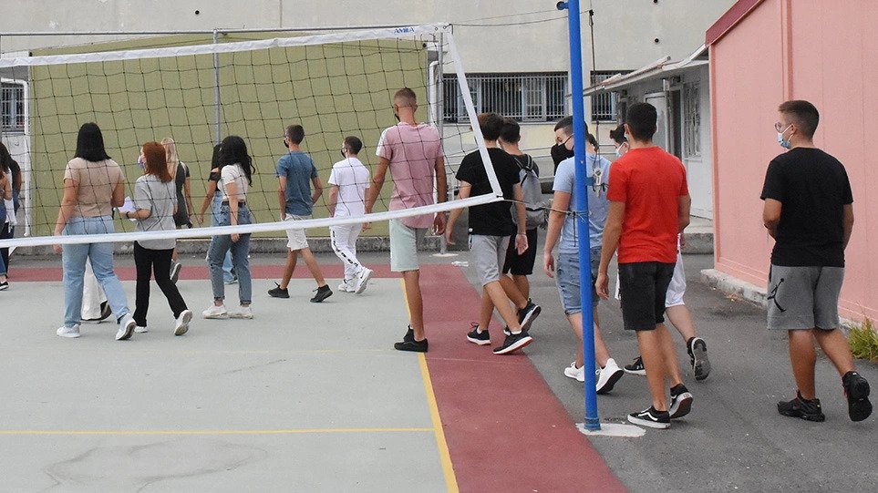 Σύρος: Στο Αστυνομικό Τμήμα διευθυντής σχολείου γιατί δεν επέτρεψε την είσοδο σε μαθητή