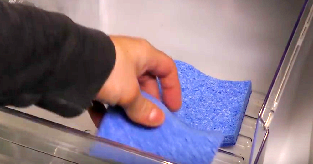 Το κόλπο με το σφουγγαράκι στο ψυγείο που θα σας «λύσει τα χέρια»