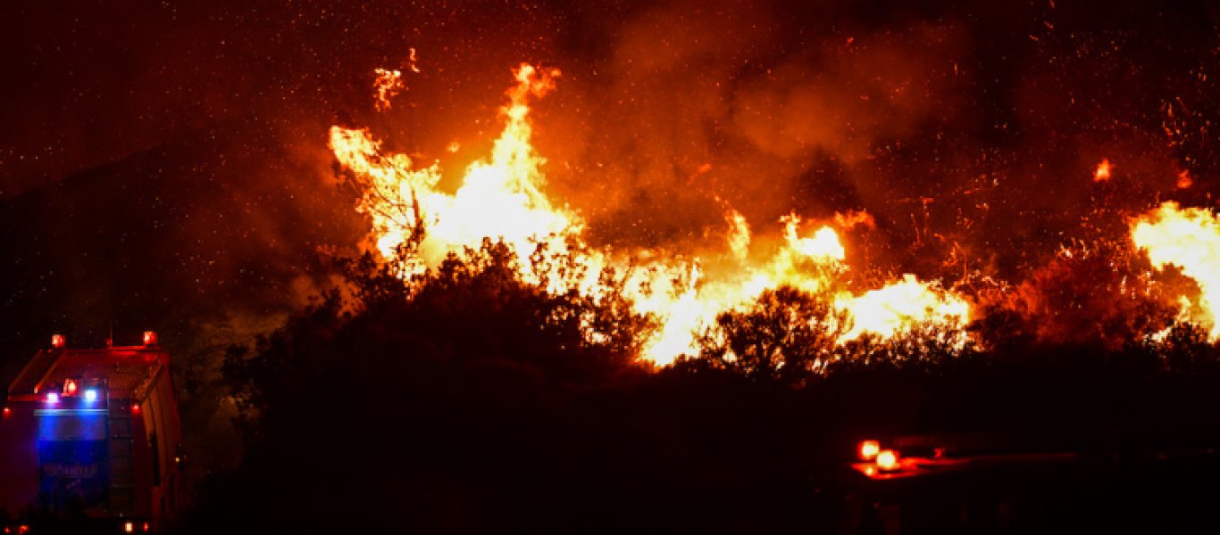 Μεγάλη φωτιά κοντά σε οικισμό στη Νέα Μάκρη –  Δύο ταυτόχρονες εστίες – Απειλούνται σπίτια (βίντεο) (upd)