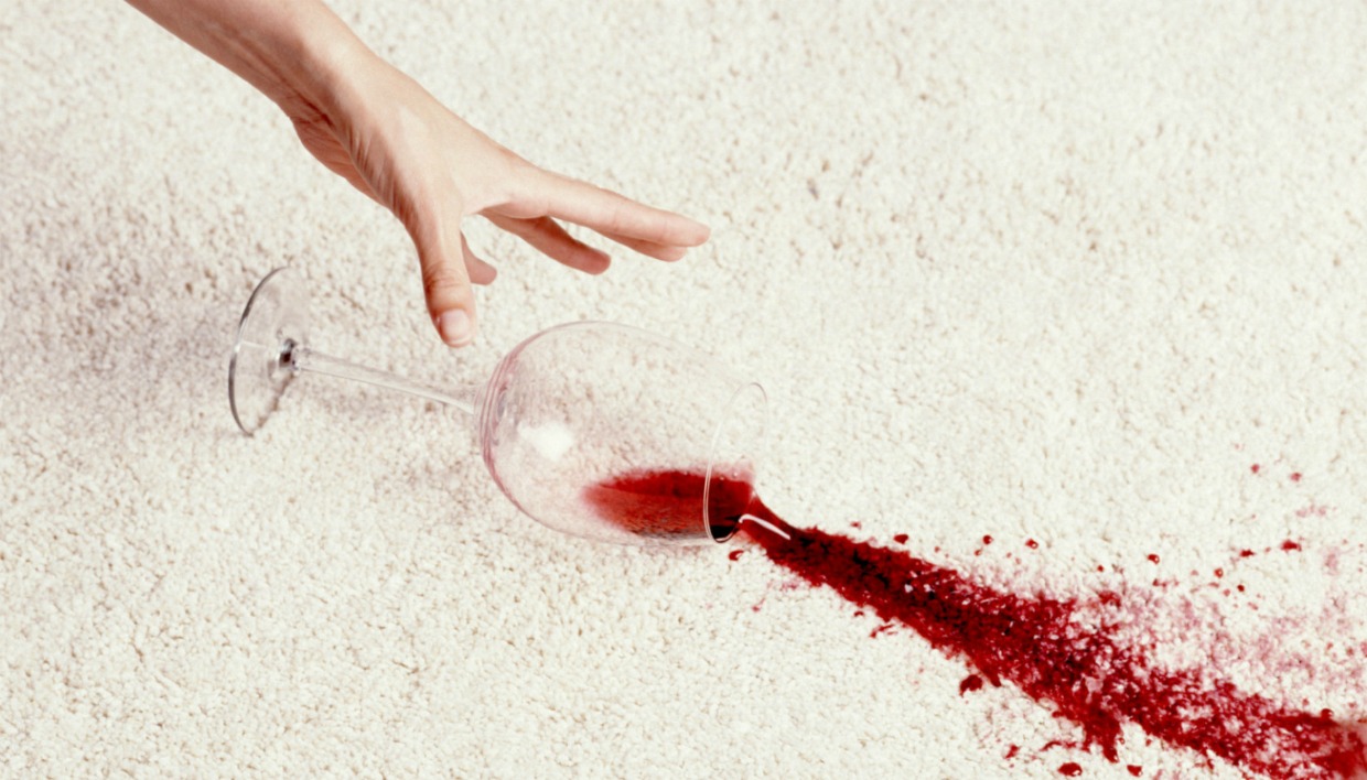 Λεκές από κόκκινο κρασί: Δείτε πως θα τον αφαιρέσετε