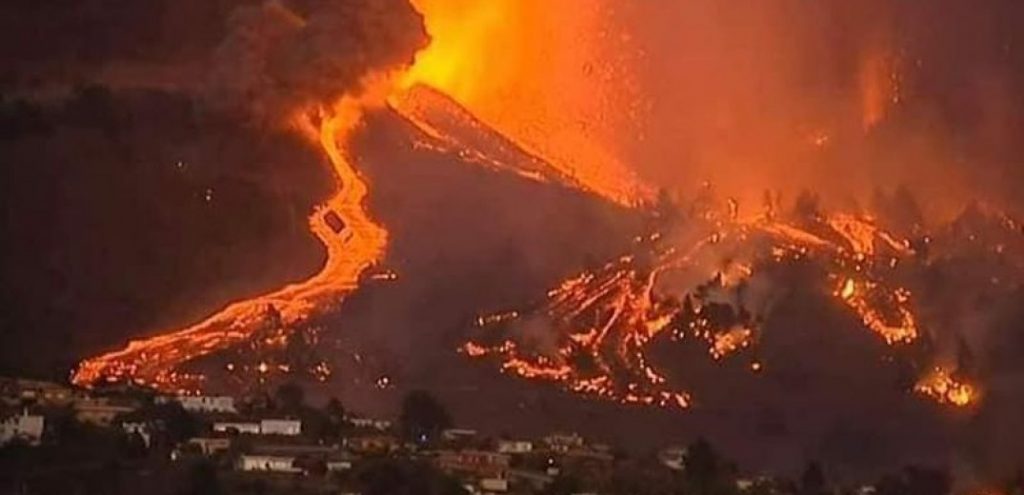 Η στιγμή που η λάβα «καταπίνει» σπίτια και δρόμους στη Λα Πάλμα – Τρομακτικές εικόνες! (βίντεο-φωτο)