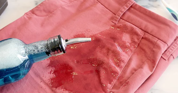 Λεκές από λάδι: Το τρικ για να τον αφαιρέσετε πανεύκολα