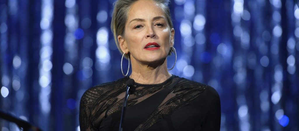 Η Σάρον Στόουν ποζάρει στα 63 της με μπικίνι και… ζαλίζει! (φώτο)