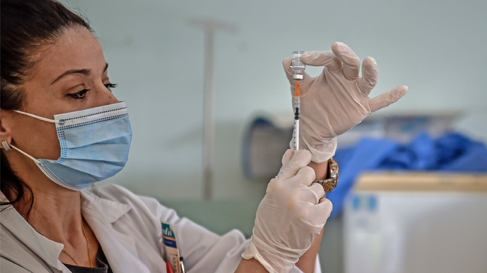 Στην Βουλή η τροπολογία για τα «φακελάκια» που θα δοθούν στους ιδιώτες γιατρούς για εμβολιασμούς κατ’ οίκον