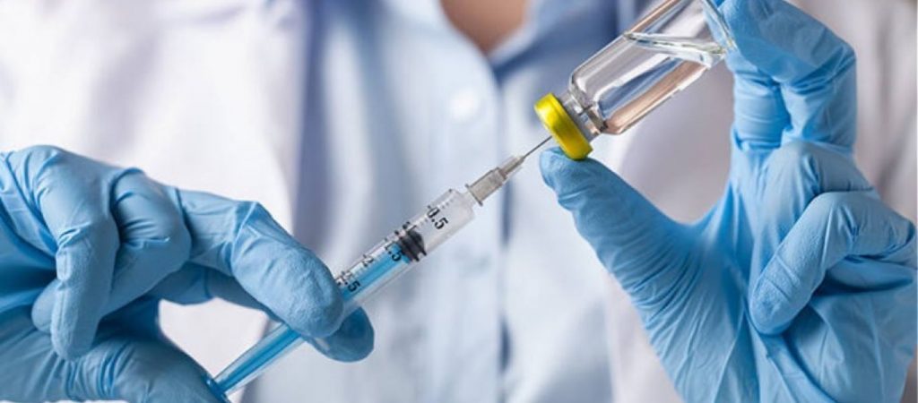 Α.Εξαδάκτυλος: «Δεν αποκλείουμε τρίτη δόση στον γενικό πληθυσμό»