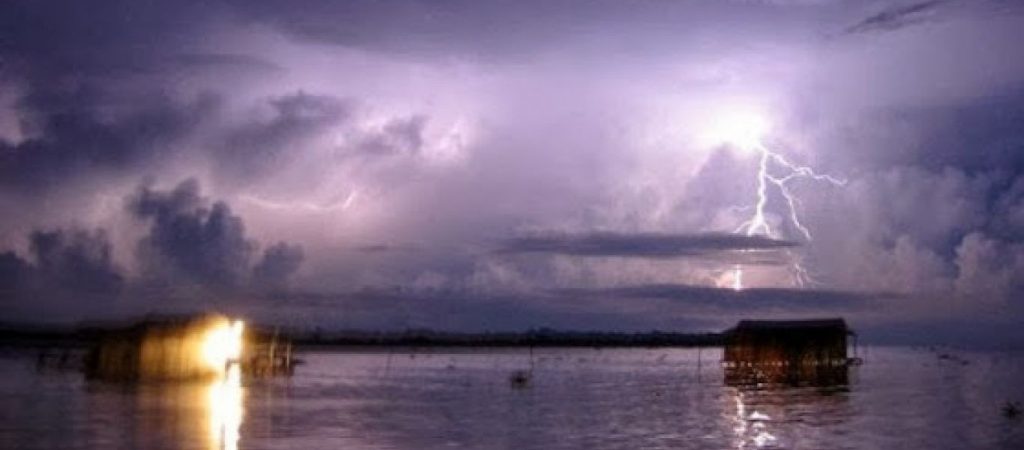 Εντυπωσιακές εικόνες: Η λίμνη που έχει… αιώνια καταιγίδα! (βίντεο)