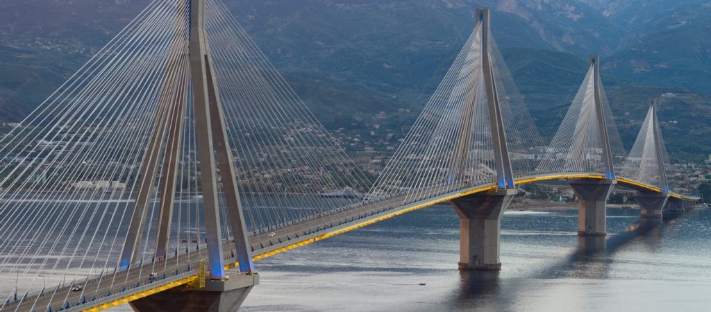 Αναστάτωση στην γέφυρα Ρίου – Αντιρρίου – Γυναίκα απειλούσε να πηδήξει (βίντεο)