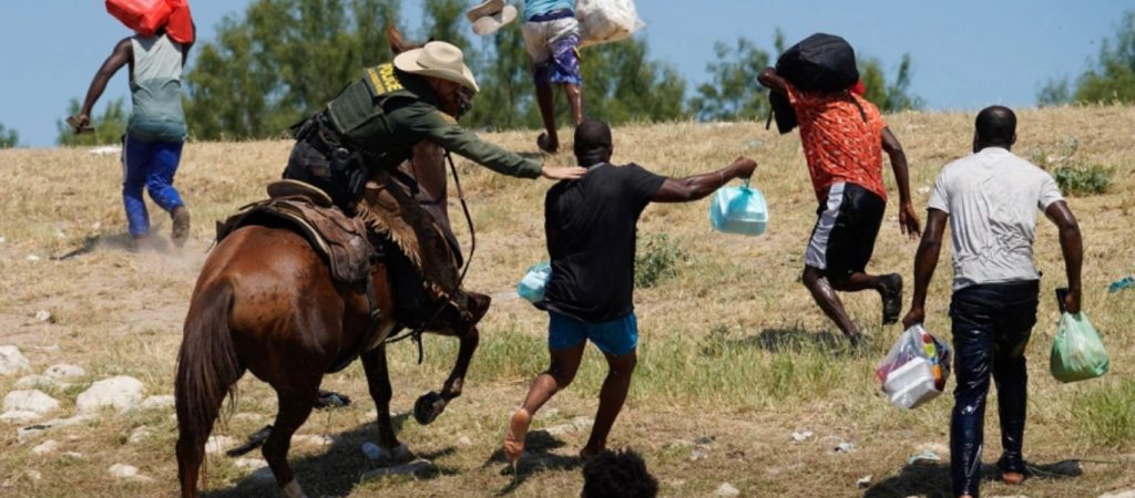 «Άγρια Δύση»: Οι συνοριοφύλακες από το Τέξας κυνηγούν τους παράνομους  μετανάστες με τα άλογα τους (βίντεο)