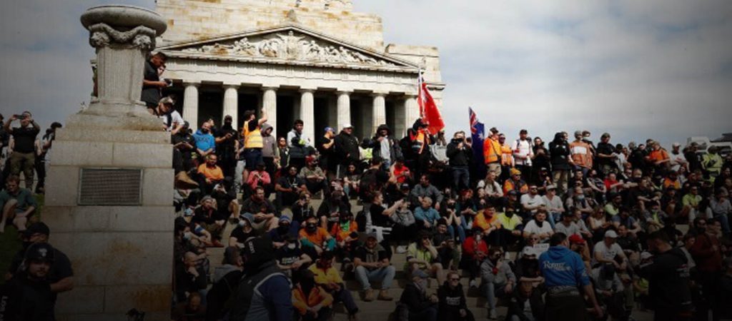 Σκηνές άνευ προηγουμένου στην Αυστραλία: Η αστυνομία πυροβόλησε και έσυρε τους διαδηλωτές στο Μνημείο Ηρώων
