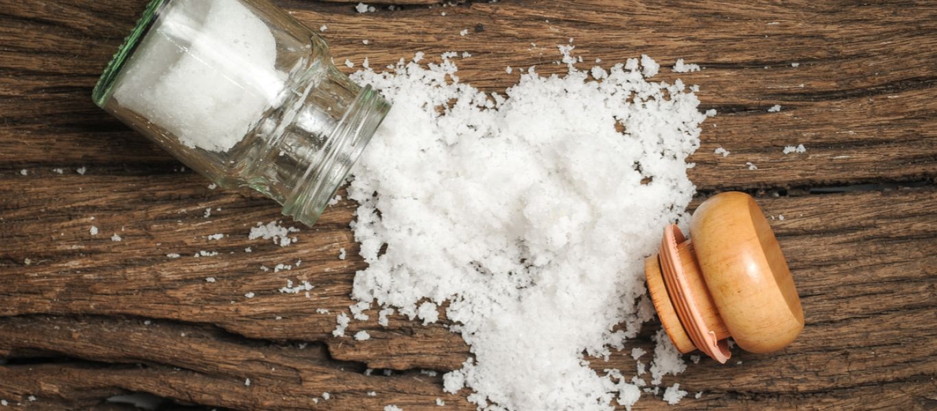 Δέκα κόλπα για να χρησιμοποιήσετε το αλάτι στο καθάρισμα του σπιτιού σας