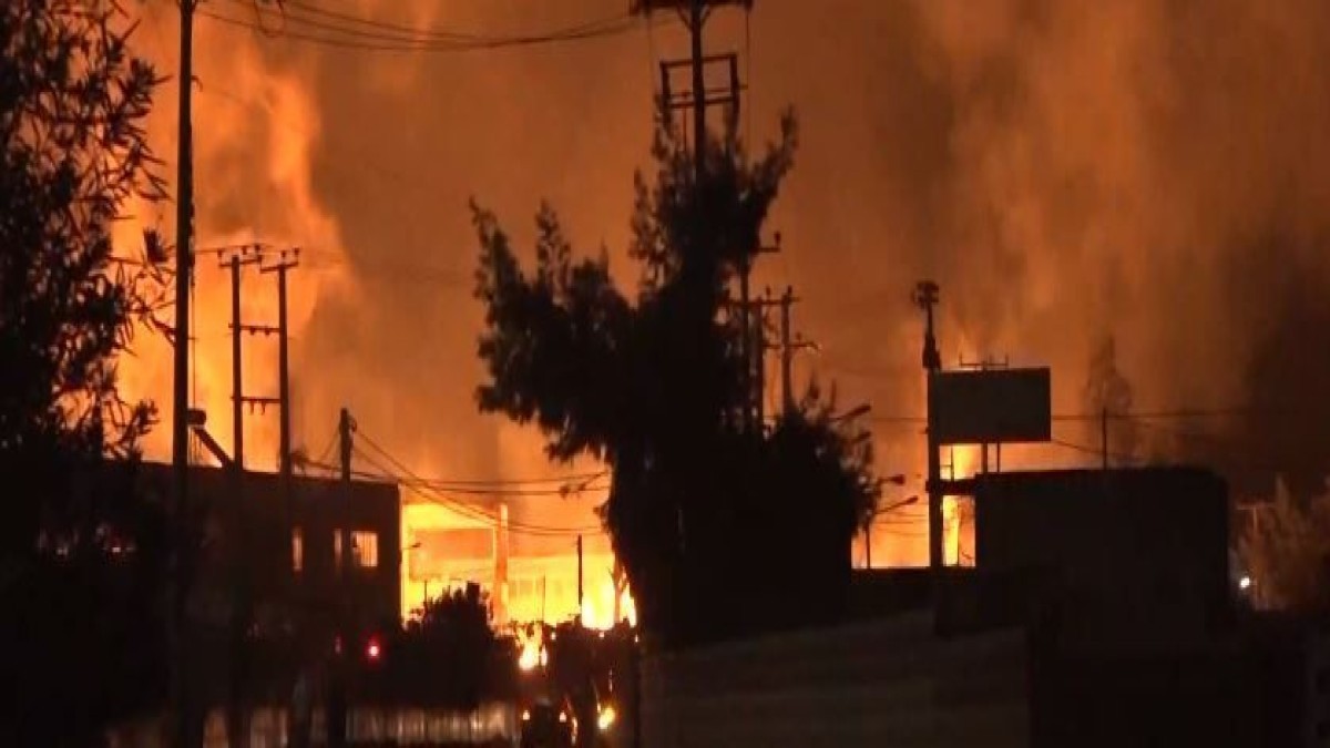 Ασπρόπυργος: Μαίνεται η φωτιά στο εργοστάσιο ξυλείας – Που υπάρχει διακοπή της κυκλοφορίας