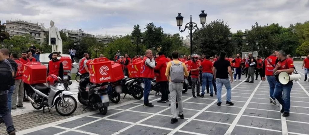 Πορεία διανομέων με μηχανάκια στο κέντρο της Θεσσαλονίκης