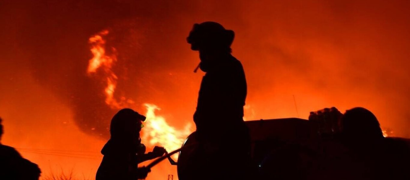 Μεγάλη φωτιά σε εργοστάσιο ξυλείας στον Ασπρόπυργο – «Μάχη» να μην επεκταθεί σε εταιρεία χρωμάτων