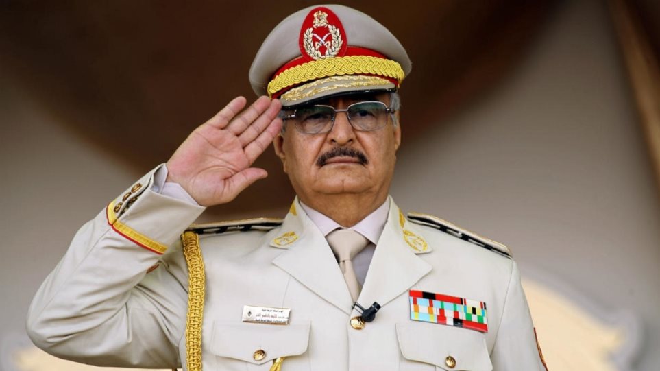 Εξελίξεις στην Λιβύη: Ο Χαφτάρ αποχωρεί από τα στρατιωτικά του καθήκοντα για να θέσει υποψηφιότητα για την προεδρία