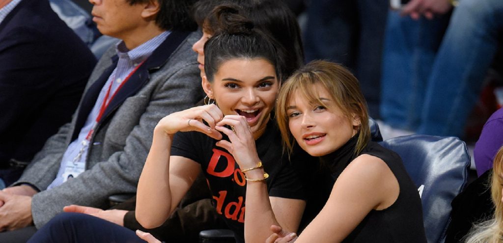 Hailey Bieber – Kendall Jenner: Ποζάρουν με τα μπικίνι τους σε τροπικό δάσος της Τζαμάικα (φώτο)