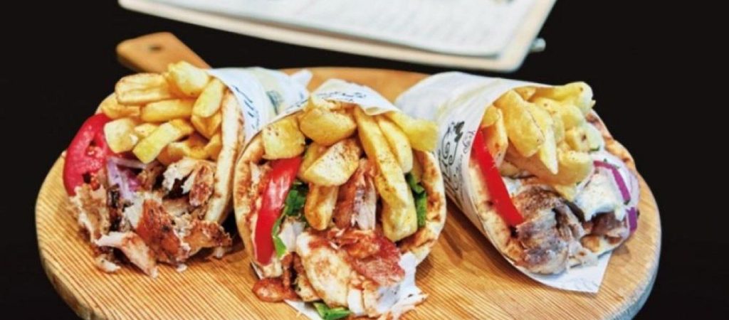 «Χρυσό» θα πληρώνουμε το σουβλάκι – Αυξήσεις «φωτιά» στο αγαπημένο φαγητό των Ελλήνων