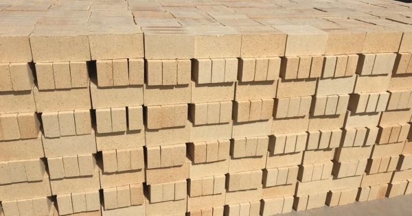 Μητέρα χρησιμοποιεί το σώμα της ως ασπίδα για να σώσει τον γιο της από εκατοντάδες τούβλα (βίντεο)