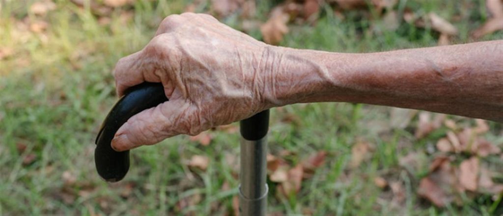 Θαρραλέα… γιαγιά τα έβαλε με ληστή όταν πήγε να της αρπάξει την τσάντα! (βίντεο)
