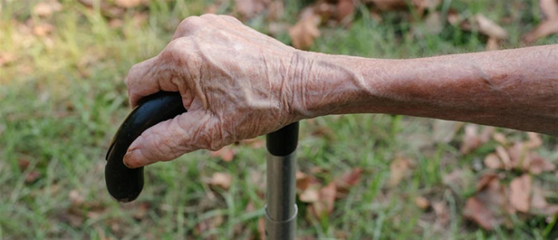 Θαρραλέα… γιαγιά τα έβαλε με ληστή όταν πήγε να της αρπάξει την τσάντα! (βίντεο)