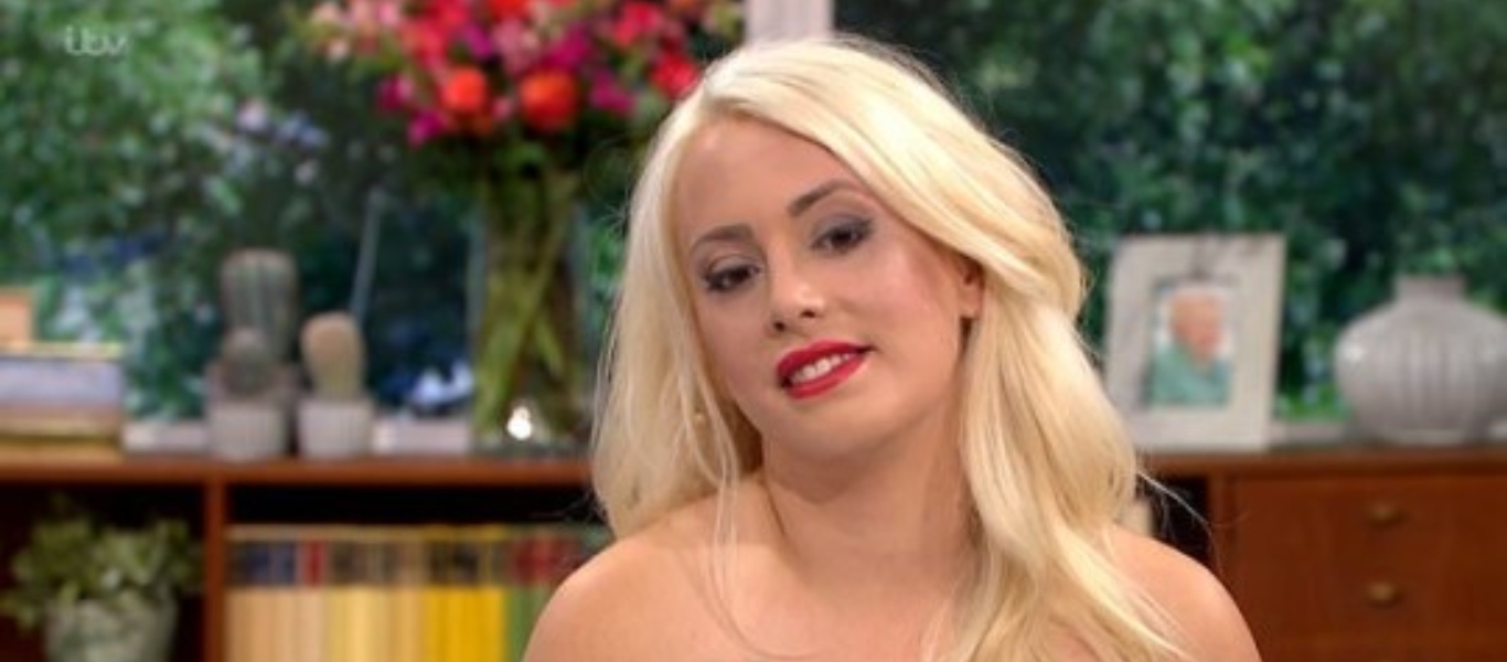 Ακτιβίστρια εμφανίστηκε γυμνή σε τηλεοπτική εκπομπή – «Τα οπίσθιά της ακουμπούν στον καναπέ;»