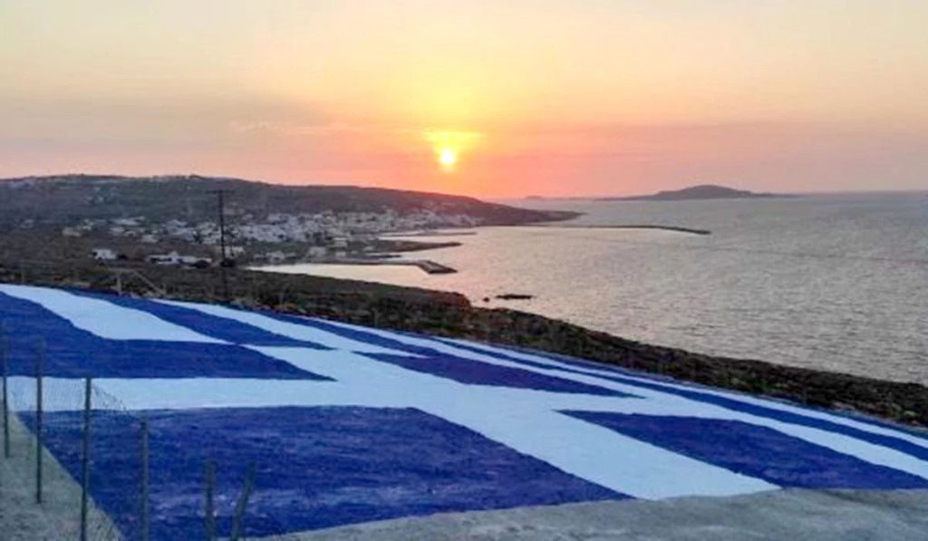 Κάσος: Ζωγράφισαν τεράστια ελληνική σημαία – Φαίνεται από αέρος και θαλάσσης (φώτο)