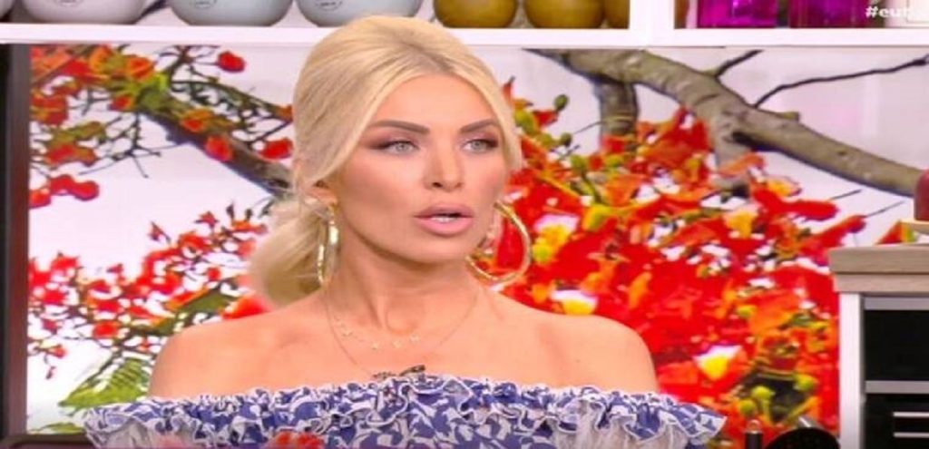 Έξαλλη η Κατερίνα Καινούργιου με καλεσμένη της – «Είσαι γύφτισσα»