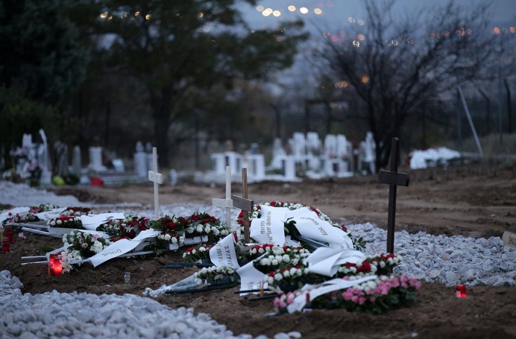 Αντεπίθεση από τους πολίτες: Εκταφές νεκρών για να δουν εάν πέθαναν από Covid-19 – Η απάντηση της κυβέρνησης (upd)