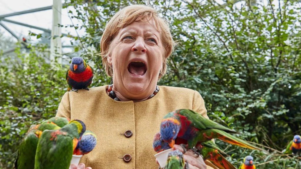 Παπαγάλος δάγκωσε την Α.Μέρκελ την ώρα που πήγε να τον ταΐσει (βίντεο)