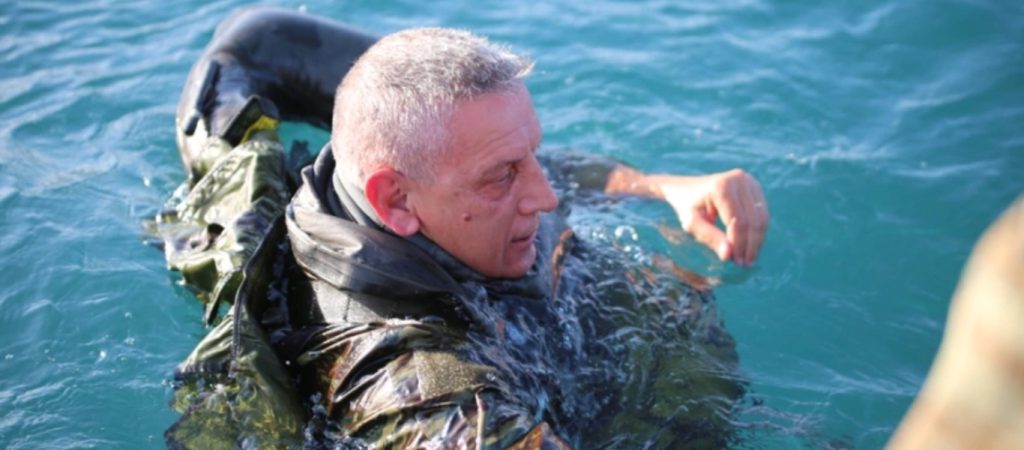 Αρχηγός ΓΕΕΘΑ: Έλαβε μέρος σε συντήρηση ικανότητας αλεξιπτωτιστή-υποβρύχιου καταστροφέα