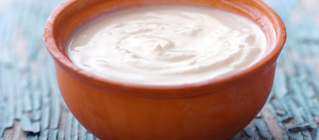 Το ξέρατε; – Να γιατί πρέπει να αποθηκεύετε τα γιαούρτια γυρισμένα ανάποδα στο ψυγείο