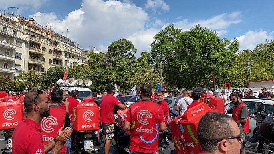 Μοτοπορεία των διανομέων στην Αθήνα – Πραγματοποιούν 24ωρη απεργία (φωτο)